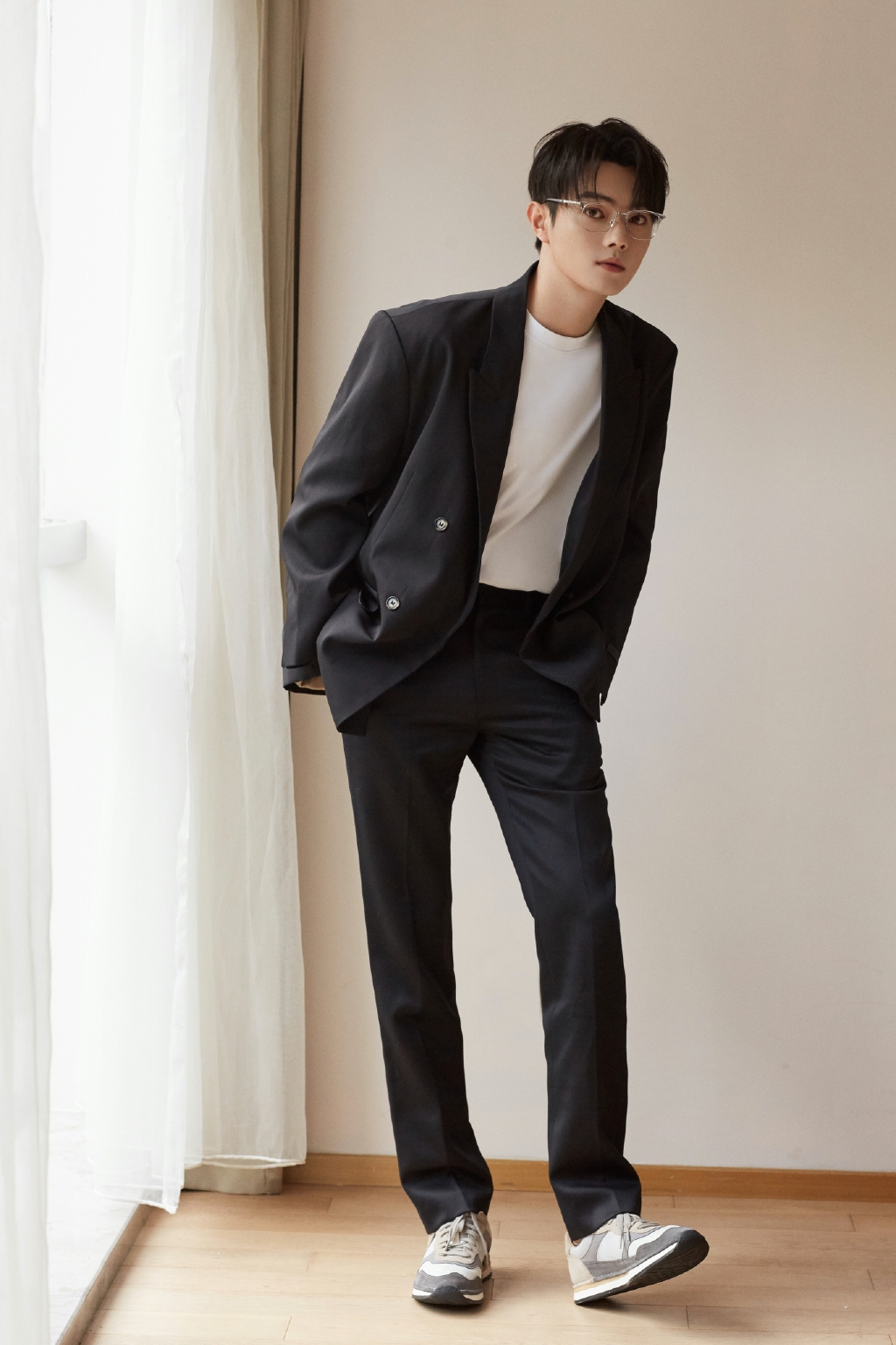 許凱戴上眼鏡變換造型，舉手投足之間散發模特兒本色，彷彿在拍廣告。