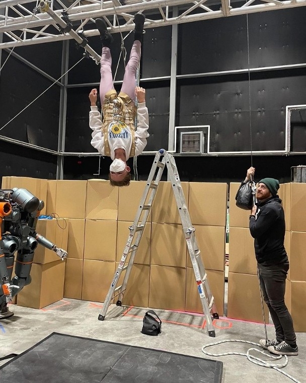 拍攝期間還必須倒吊