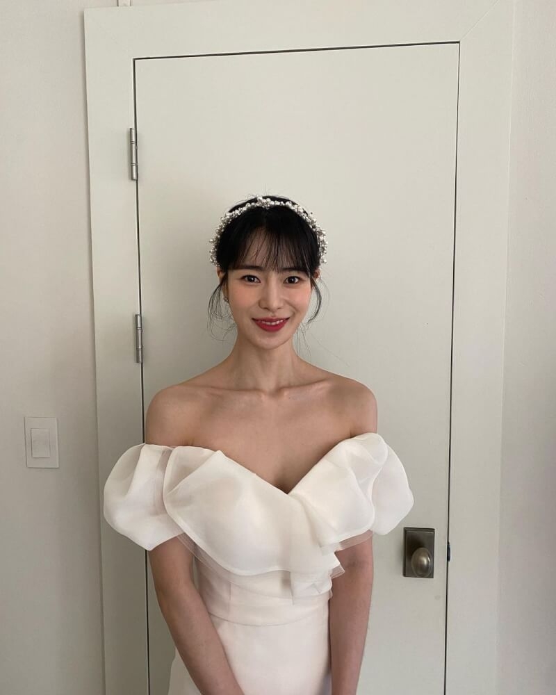 林智妍這一套婚紗走得是現代簡約風格,也很適合她呢。