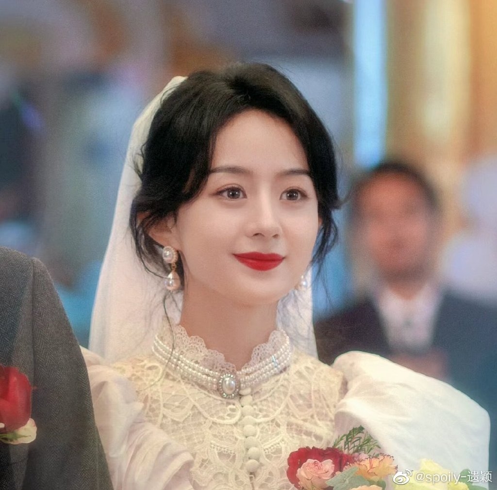 趙麗穎在《風吹半夏》的復古婚紗造型相當美麗。