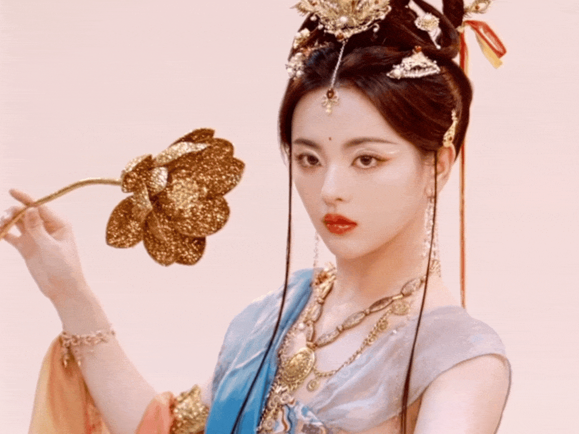 楊超越手拿金花，對著鏡頭放電。