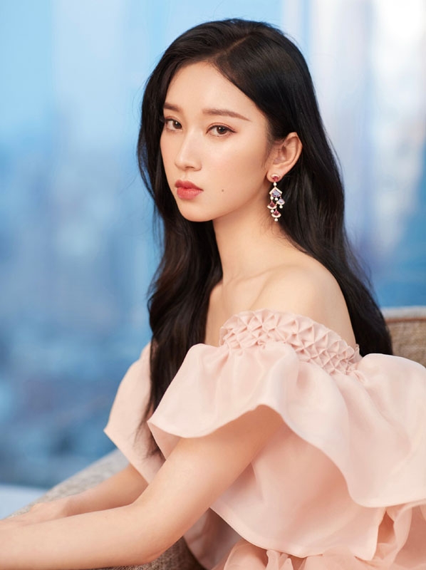 劉令姿現代打扮和古裝扮相都美得很有特色。