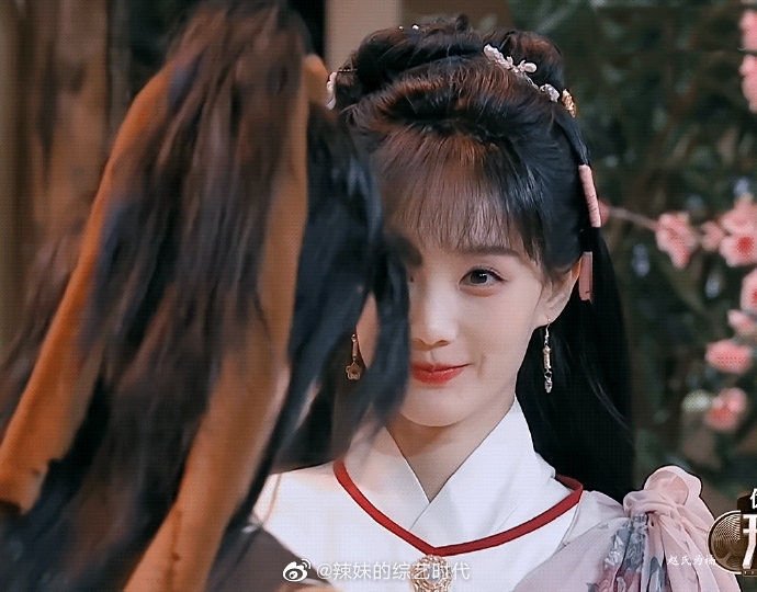 李一桐在《無限超越班》詮釋黃蓉眼神含羞帶笑，少女感十足。