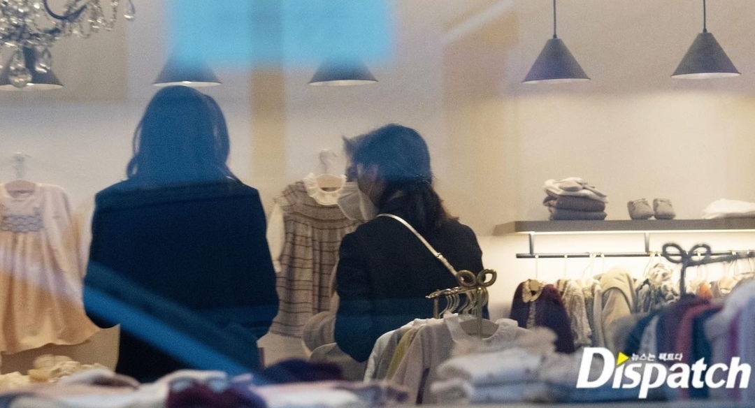 凱蒂與母親一同逛育兒用品。