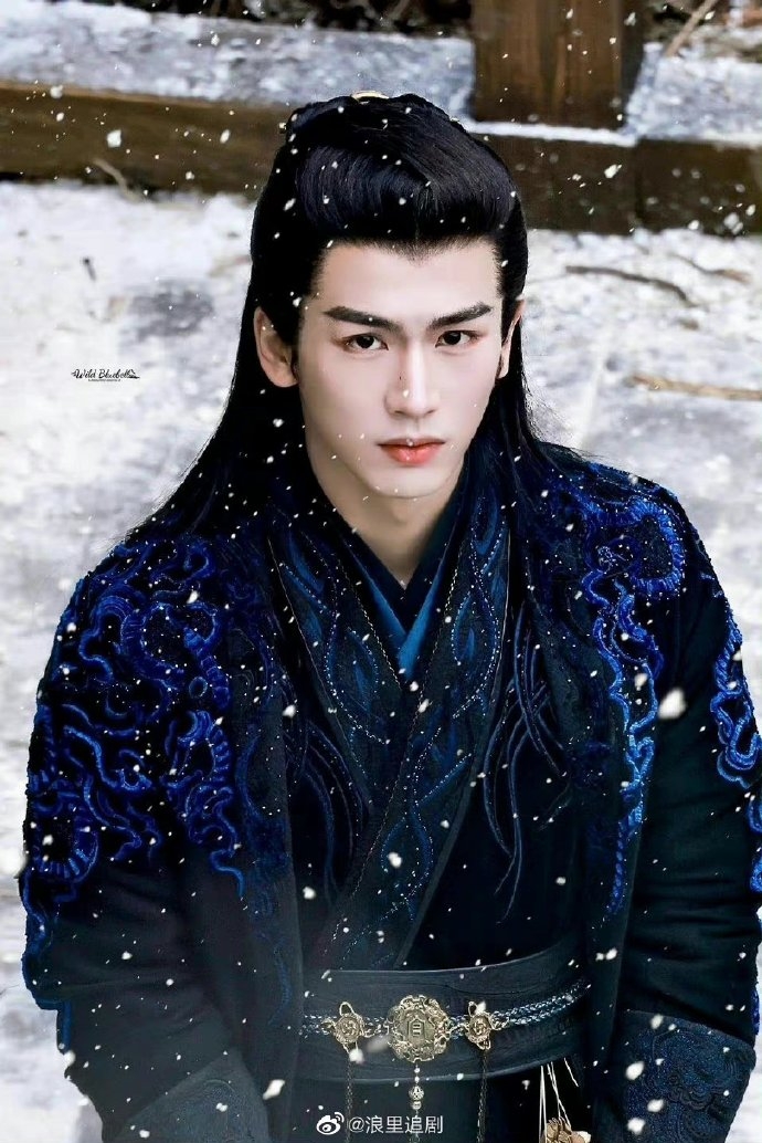 張凌赫最新路透照肌膚勝雪,明眸皓齒的俊美容顏很是出眾。