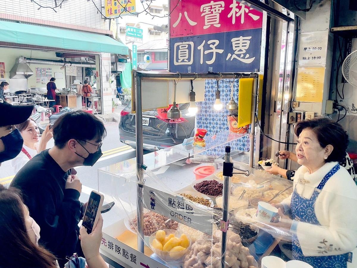 陳淑芳充當「八寶彬圓仔惠」一日老闆娘，把顧客嚇一大跳！