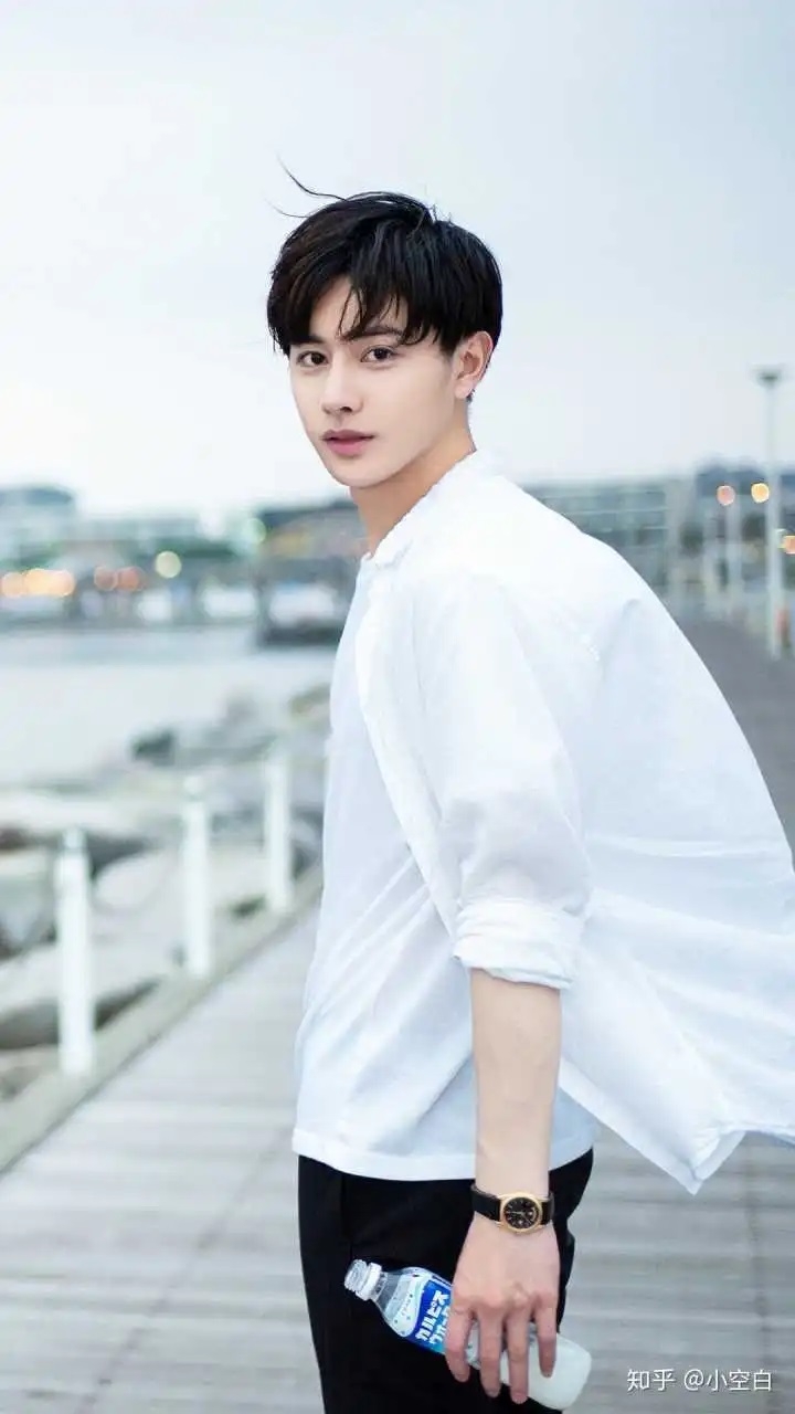 王佑碩短髮造型清爽，更顯俊秀。