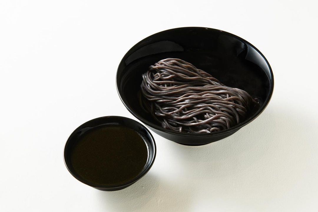 「黑沾麵」黑到發亮!濃郁醬汁是靈魂關鍵。