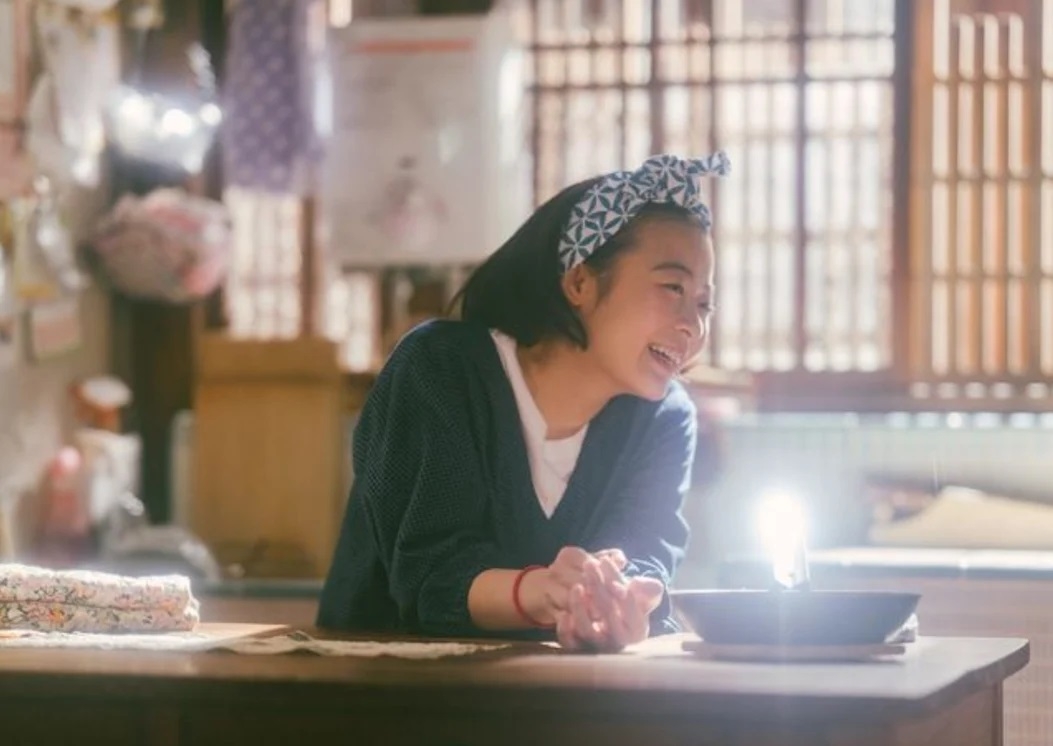 《舞伎家的料理人》「季代」笑容天真療癒，點亮了觀眾的內心。