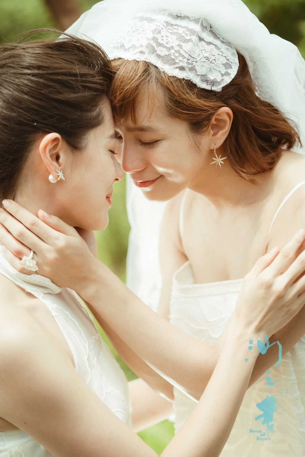 演藝圈美女閨蜜林予晞、温貞菱，在〈沙之書〉上演唯美的百合之戀。