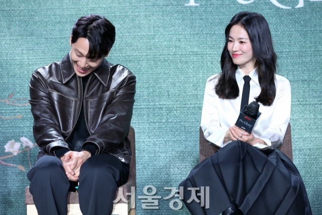 李到晛、宋慧喬《黑暗榮耀》記者會上害羞微笑