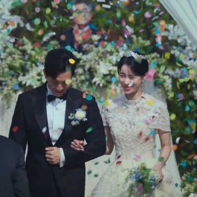 《黑暗榮耀》朴涎鎭與河度領大婚的這一幕是劇中的名場面之一。