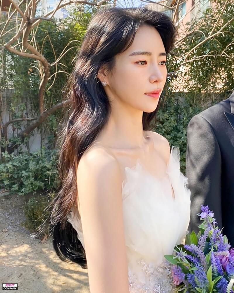 胸前的薄紗設計太仙!林智妍婚紗造型真的都好好看呀!