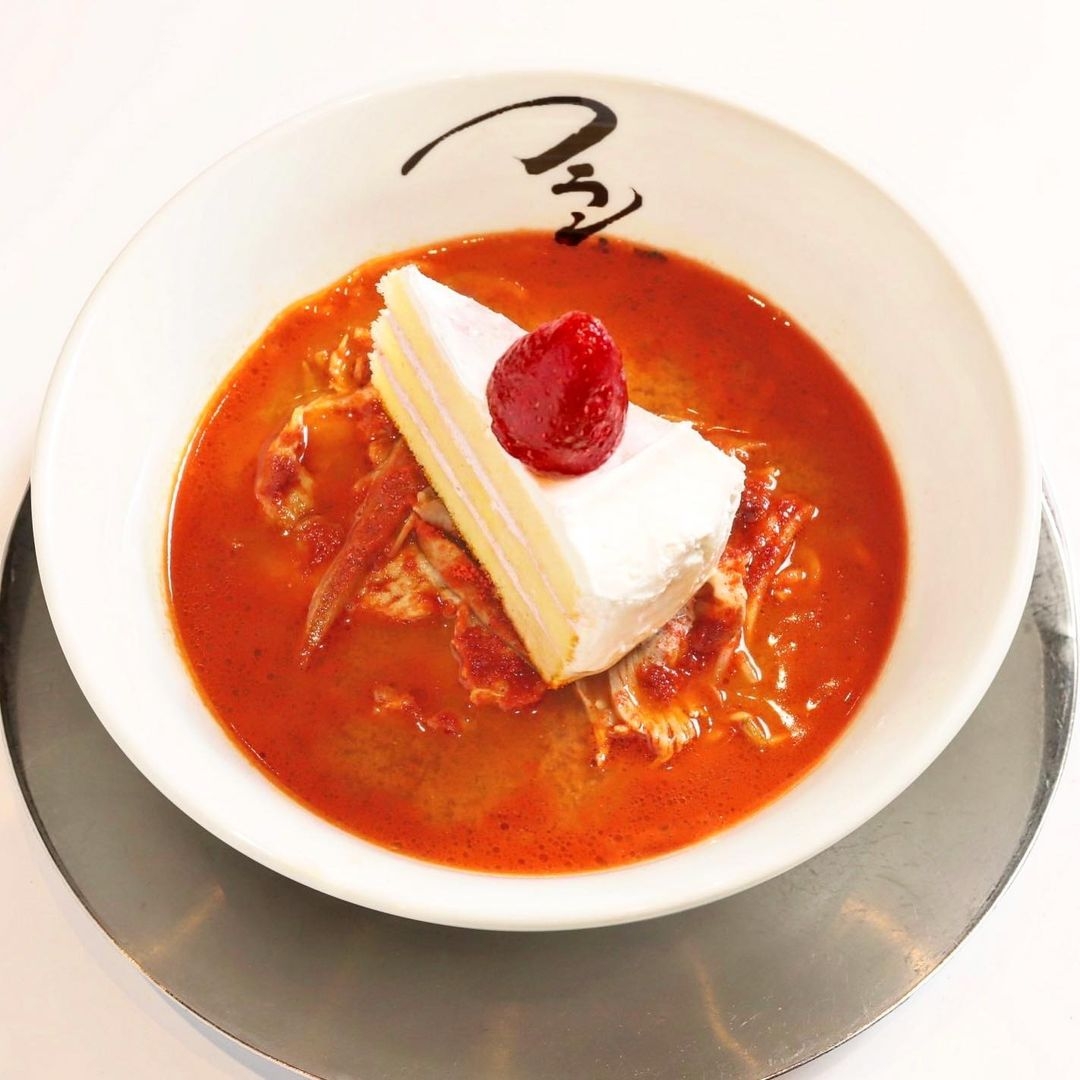 日本獵奇草莓蛋糕辣味拉麵