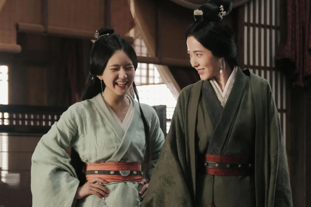 曾黎和趙露思在《星漢燦爛》拍攝空檔打鬧開玩笑。