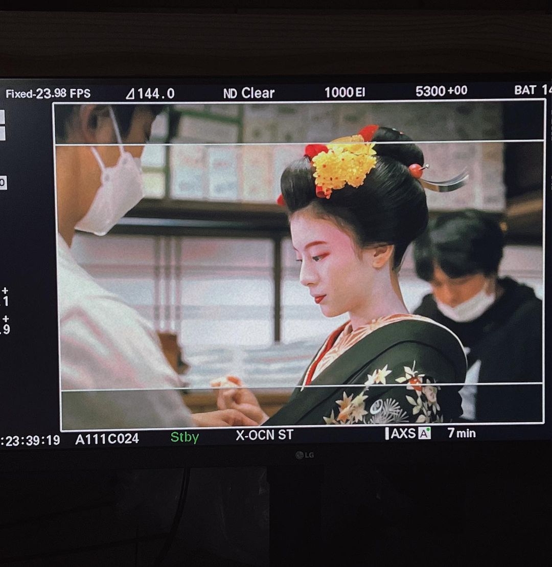 出口夏希在《舞伎家的料理人》舞伎妝容充滿風情。