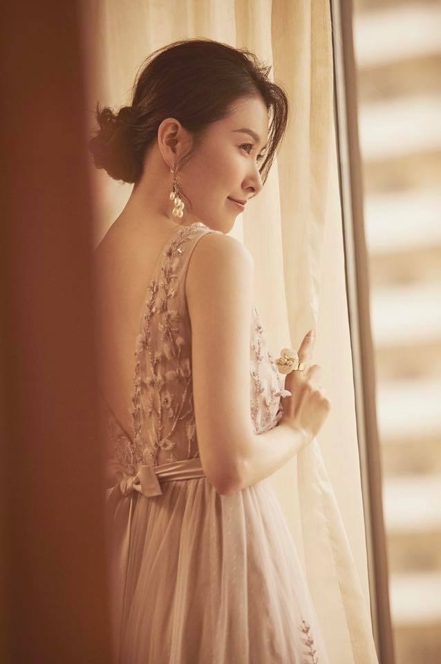 徐潔兒44歲還是很美！目前在中國的待播劇超過10部，人氣也很火熱呢。