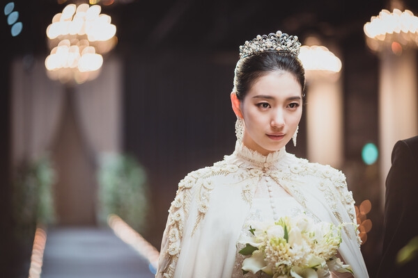 秀智在《安娜》靠著詐騙一步一步嫁入豪門。