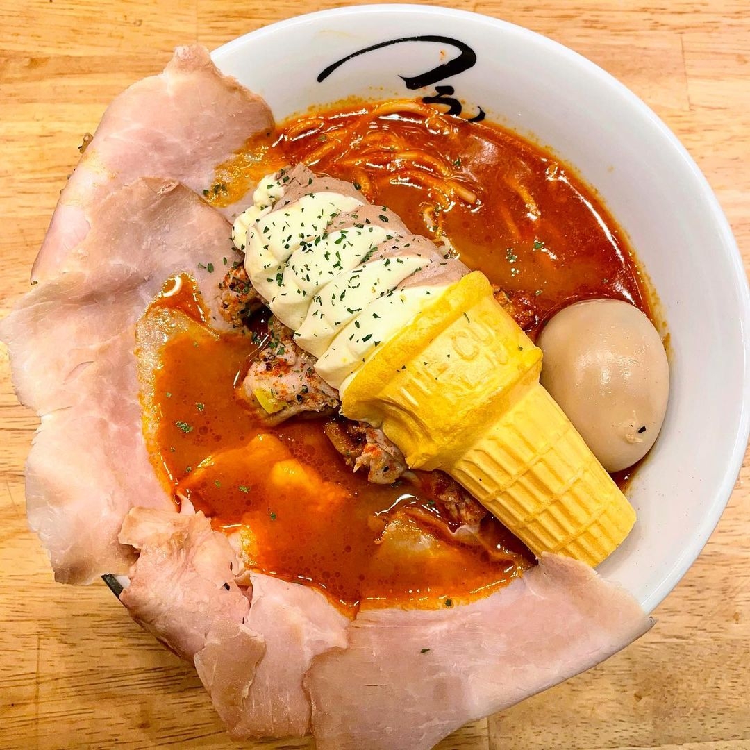 店家日前以霜淇淋辣味噌拉麵成功擄獲外界目光。