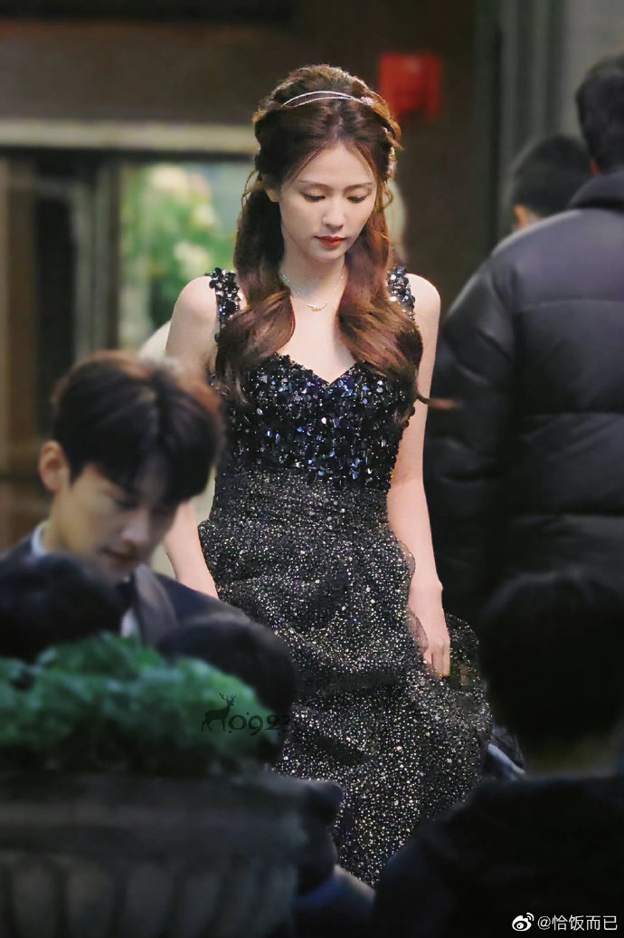 白鹿換上亮片黑色禮服展現拿手的浪漫公主風。