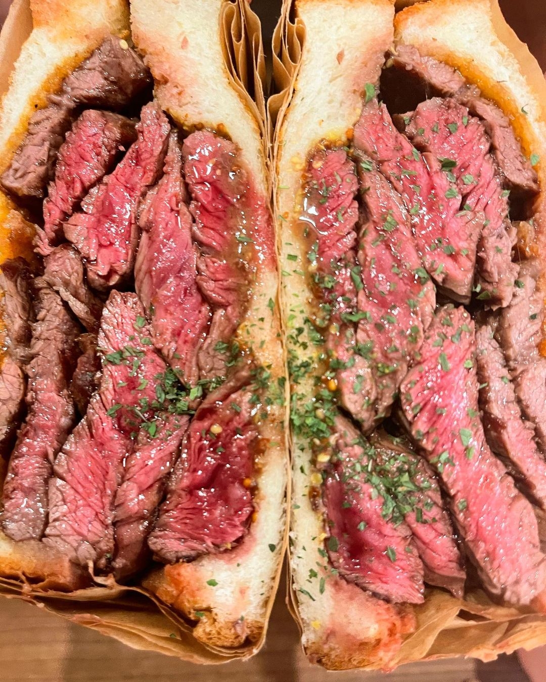 竟然可以拍到肉汁！「Stabler」牛排三明治的肉肉饗宴實在很驚人！