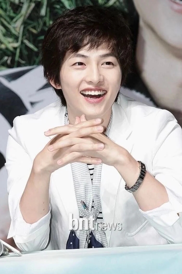 宋仲基可以看得出他的膚色很白