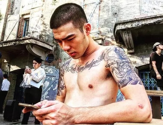 陳昊森左手臂、右手臂和胸前都佈滿刺青。