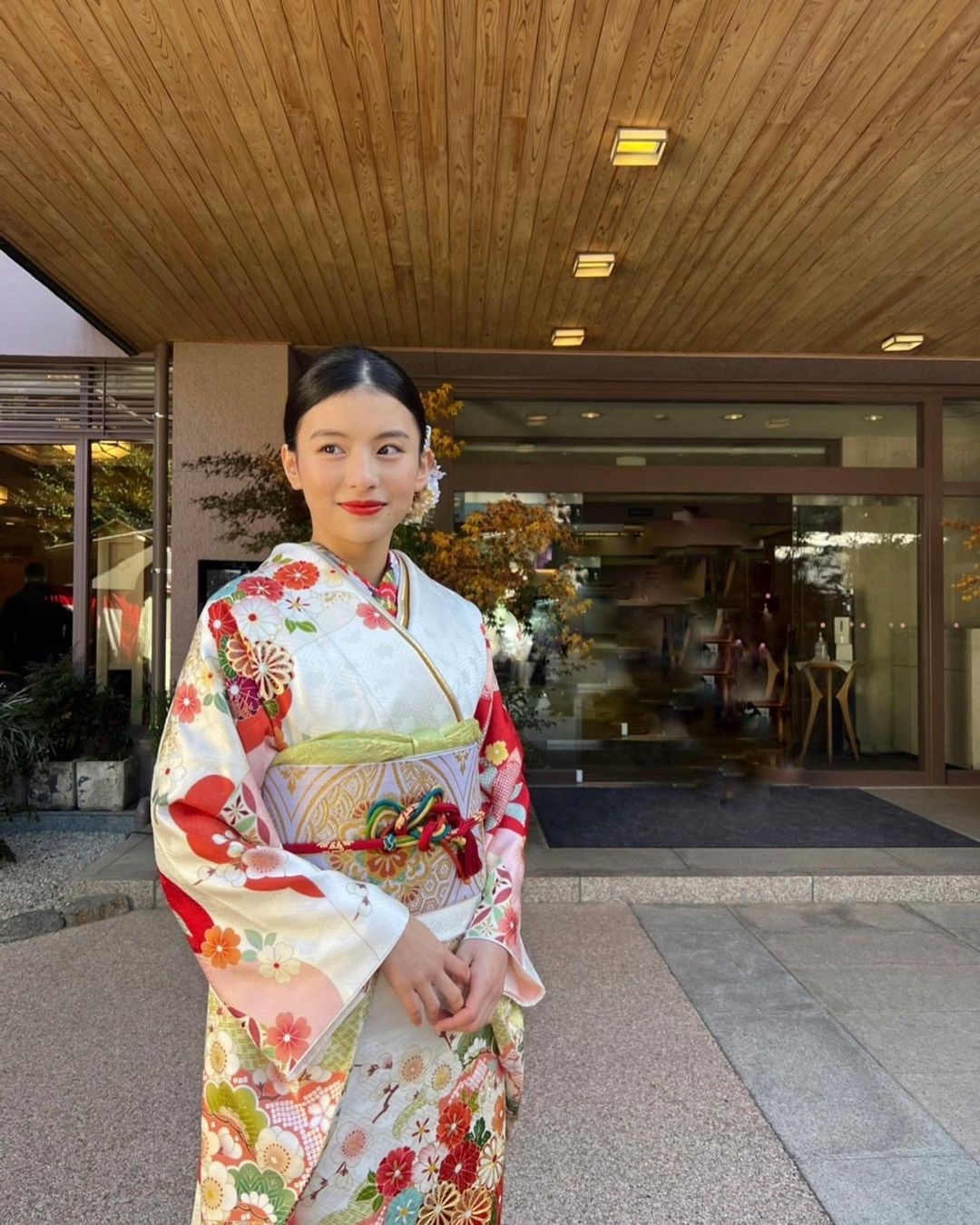 出口夏希的現代和服打扮成熟美麗。