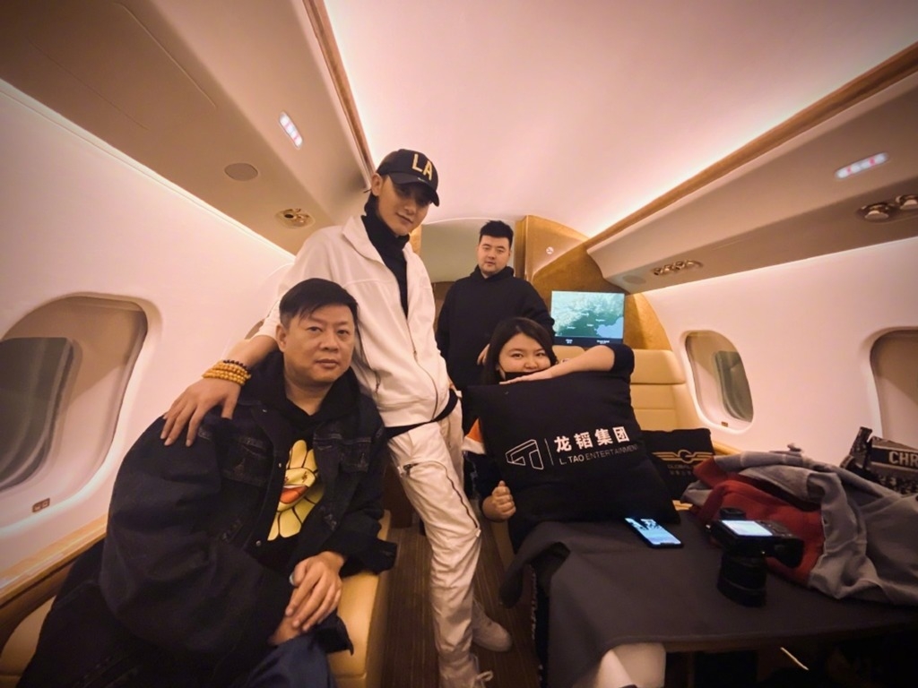 黃子韜常在IG曬出自己的私人飛機，高調炫富行徑引發熱議。