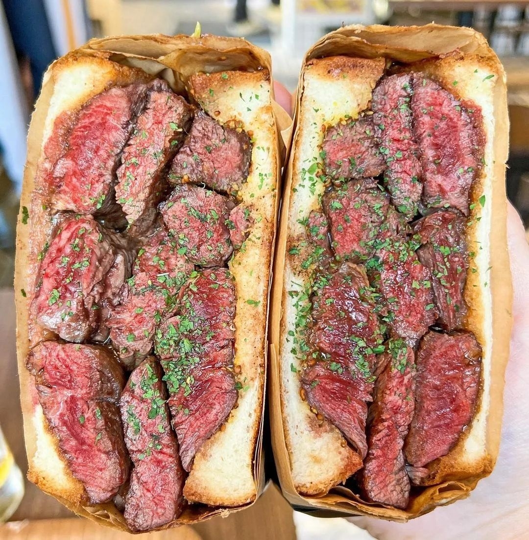 「Stabler」牛排三明治肉視覺效果驚人引發IG打卡熱潮。