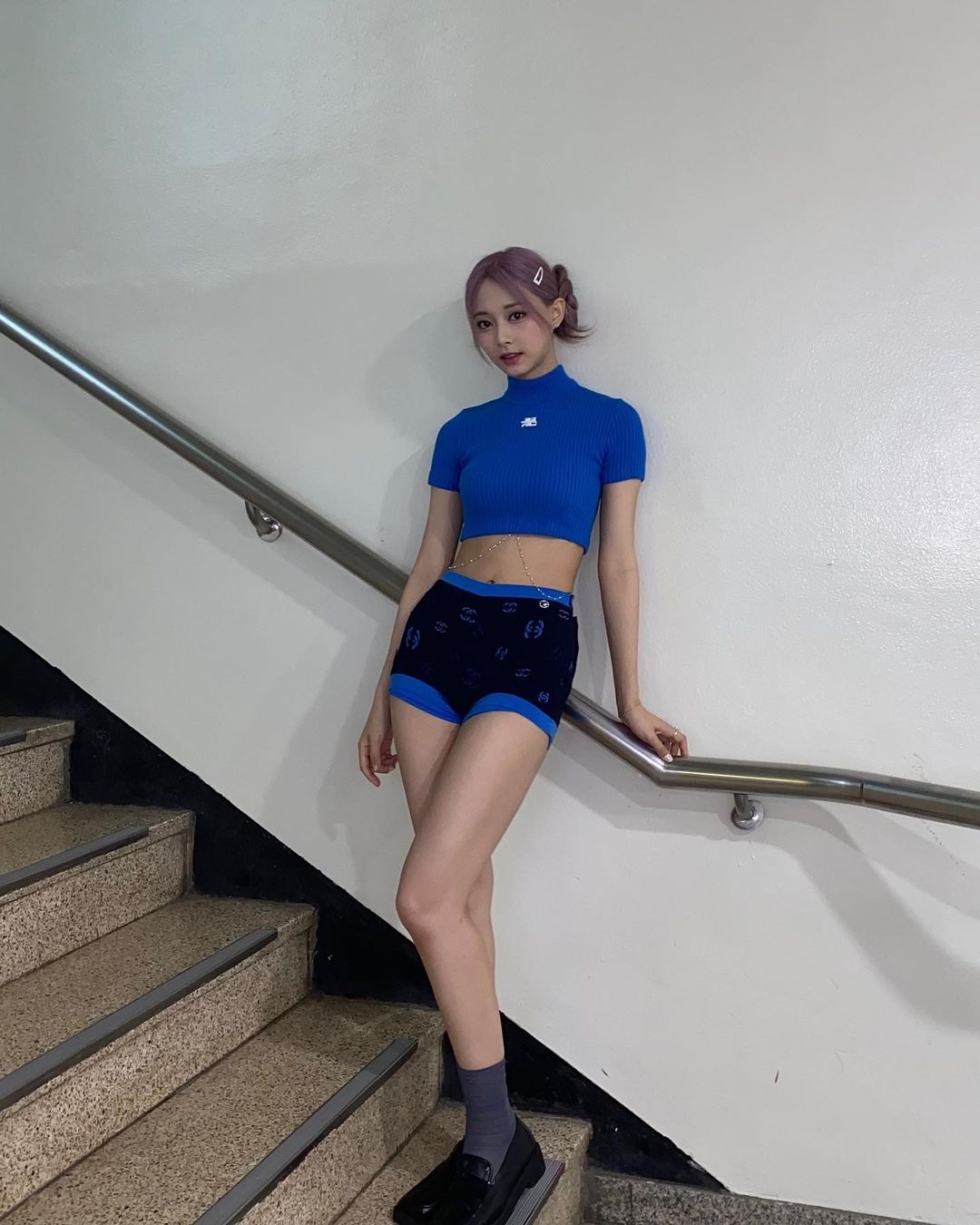 TWICE子瑜身形穠纖合度