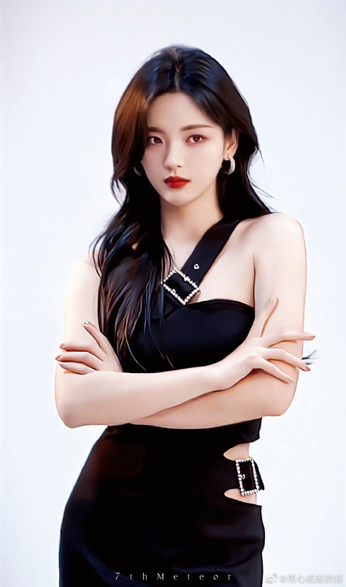 楊超越貼身露腰禮服又美又帥又性感！