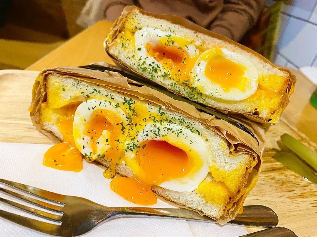 蛋黃流洩的溏心三明治是女孩們的最愛。