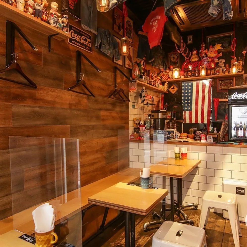 不想坐高腳椅也可以在公仔裝點的矮桌上享用美食。