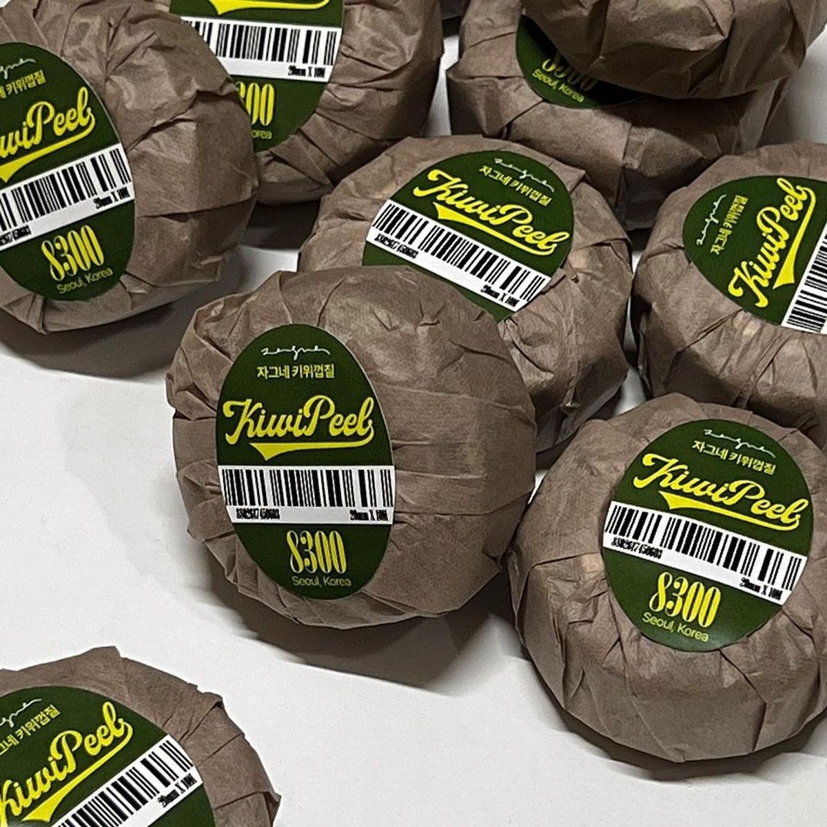 包裝奇異果的材質是韓國雪梨紙，精美又極具質感。