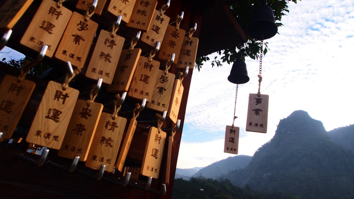 「寒溪呢」當中的御守承載著許多人的祝福與希望。