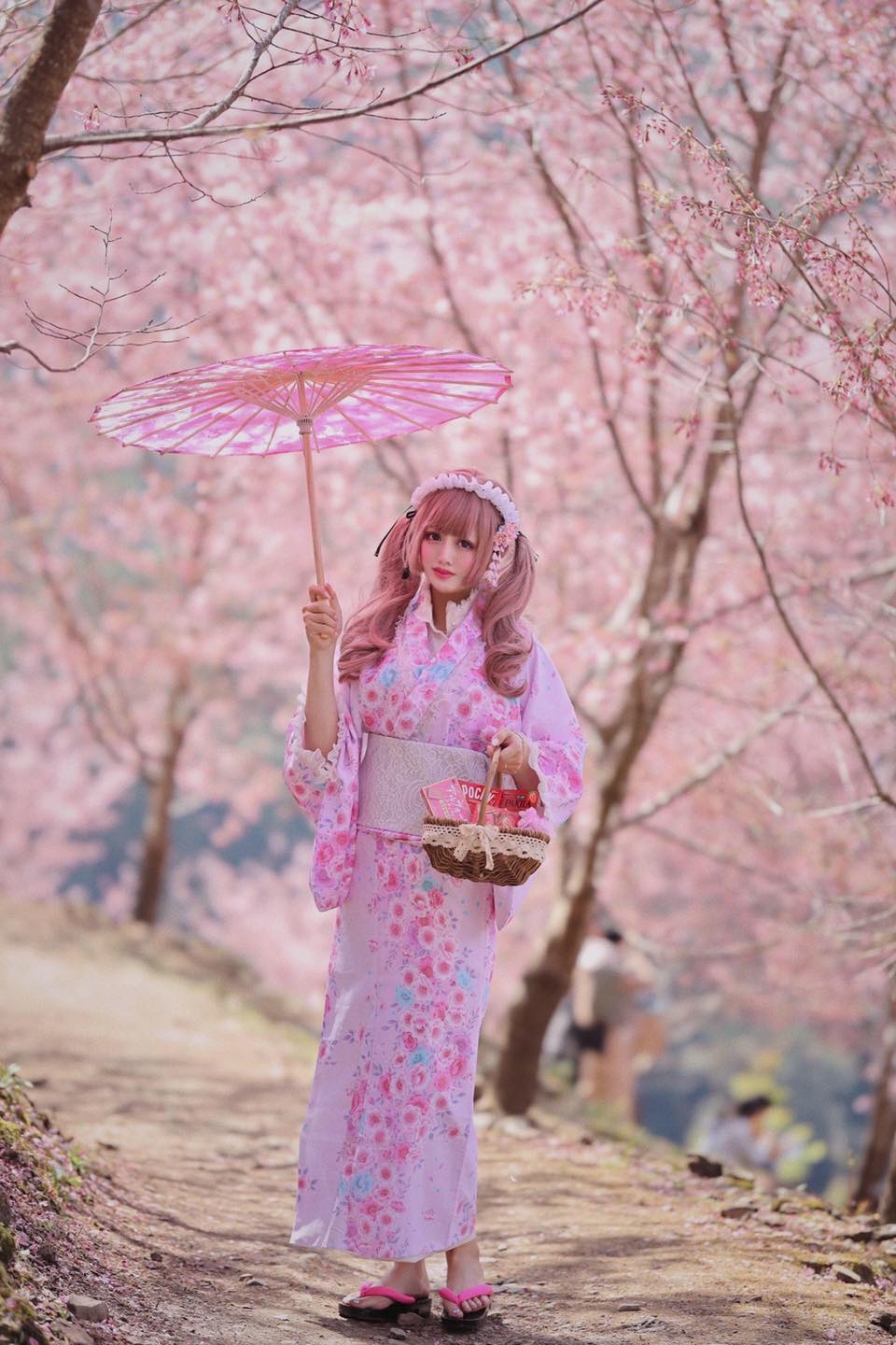 穿上和服走進櫻花林，宛如一秒到日本。