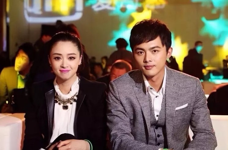 葉祖新下戲後的打扮很有男子氣概，他過往曾經大方公開和蔣欣的戀情。