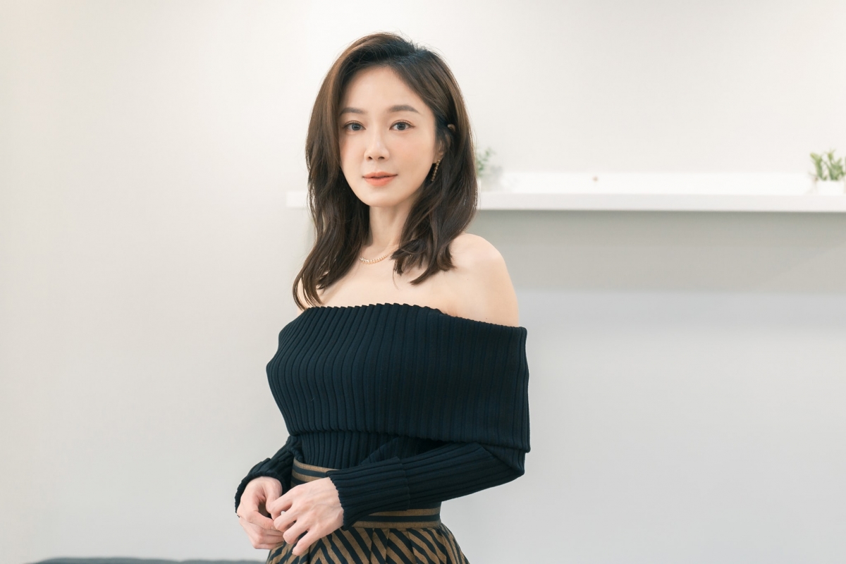 今年44歲的尹馨優雅迷人，白皙的皮膚和窈窕的身材相當吸睛。