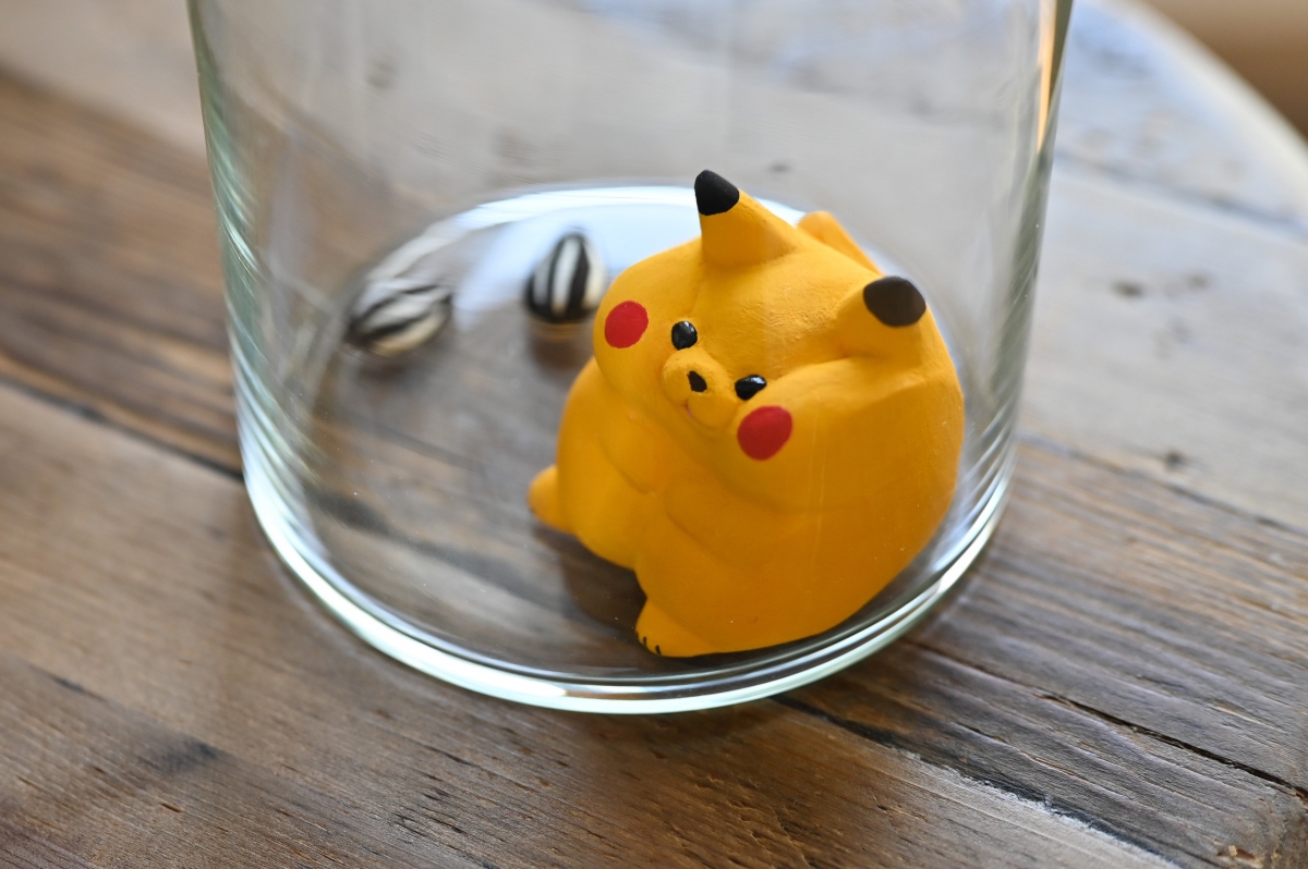 胖胖皮卡丘待在杯子裡