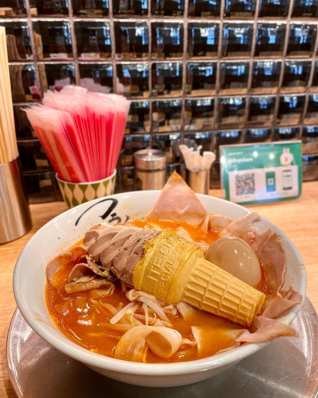 霜淇淋橫躺在辣味噌拉麵上看起來厚度和份量滿滿,台灣網友在Dcard上高呼美味好吃。