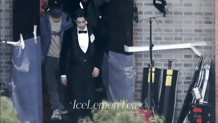 王鶴棣、白鹿《以愛為營》大婚場景被直擊，新郎率先登場。