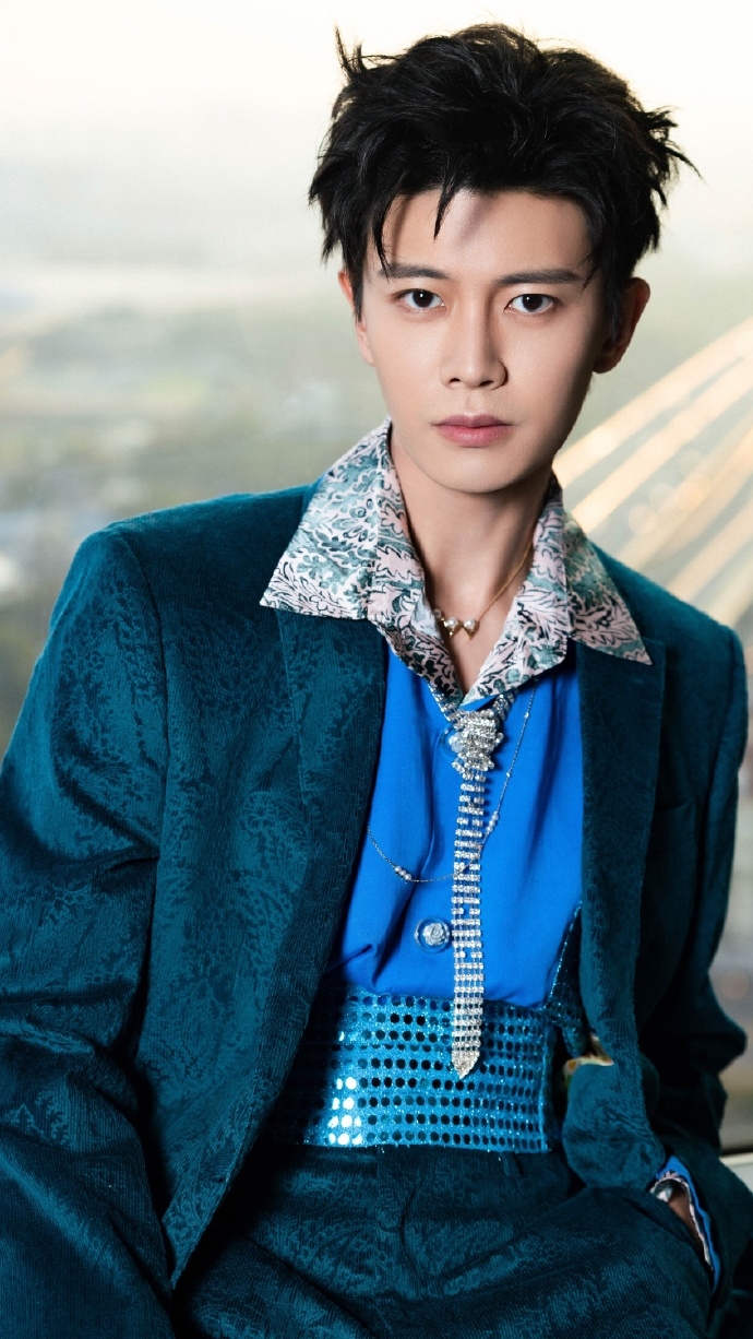 任嘉倫新年登台造型帥氣依舊。