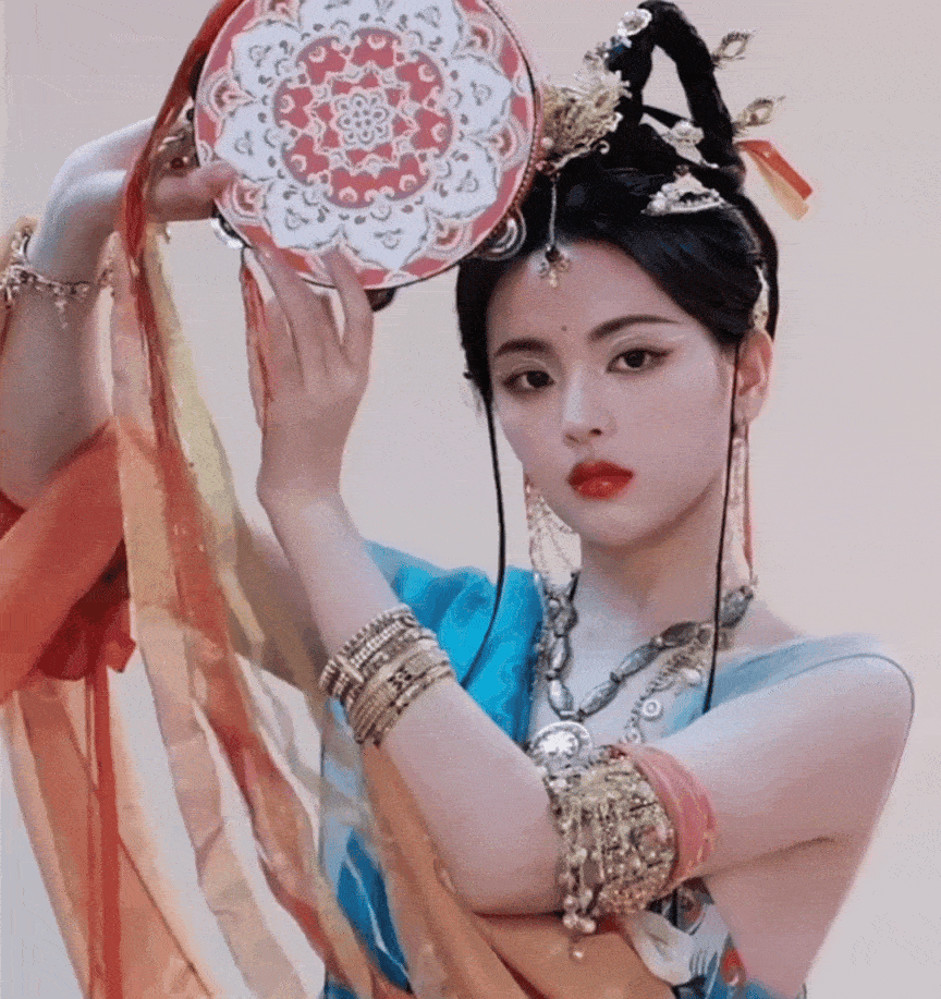 飛舞的錦衣彩帶讓楊超越更顯得仙氣飄飄。