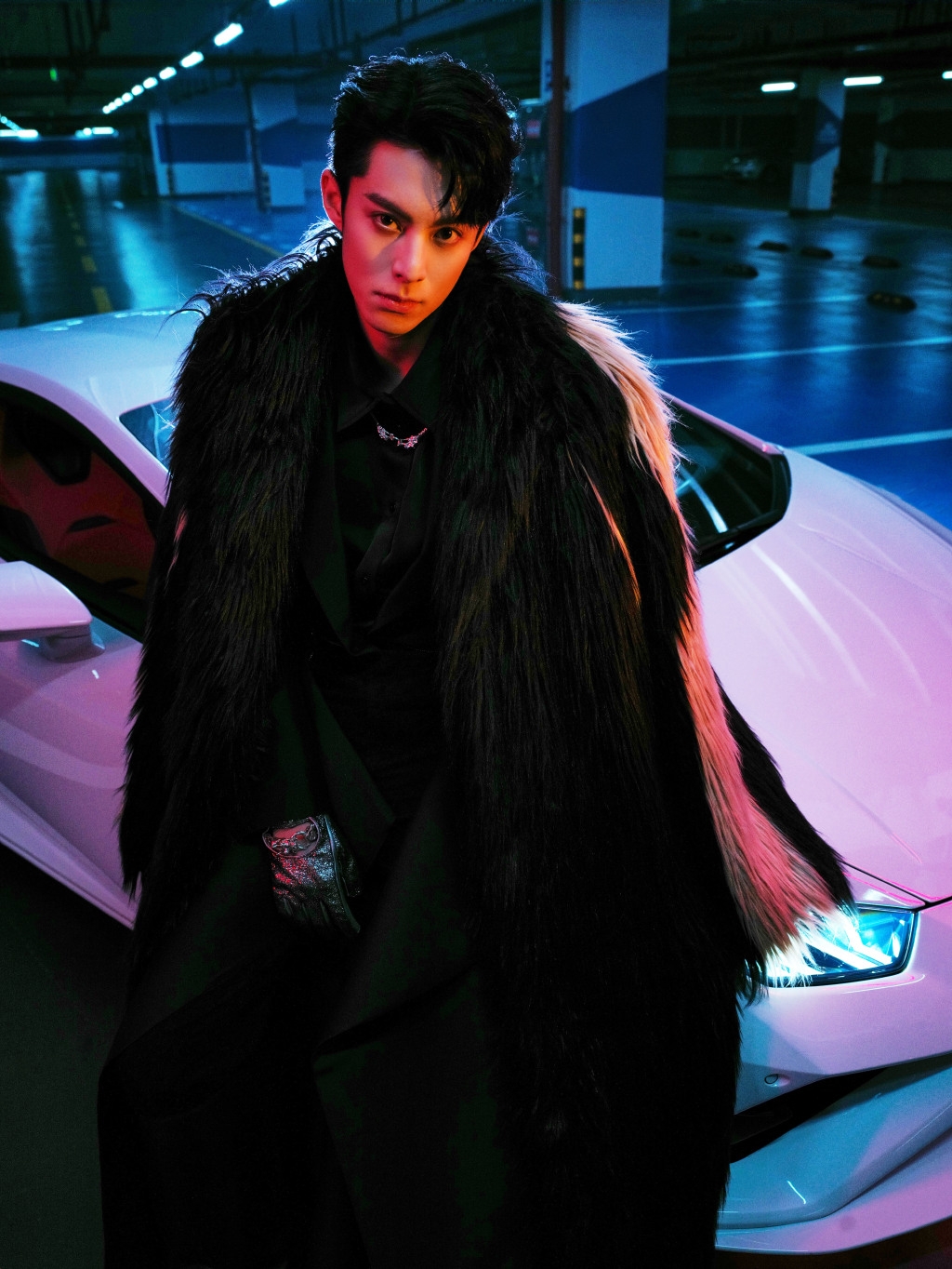 王鶴棣這身黑色披風造型很有「尊上」的邪佞魅力。