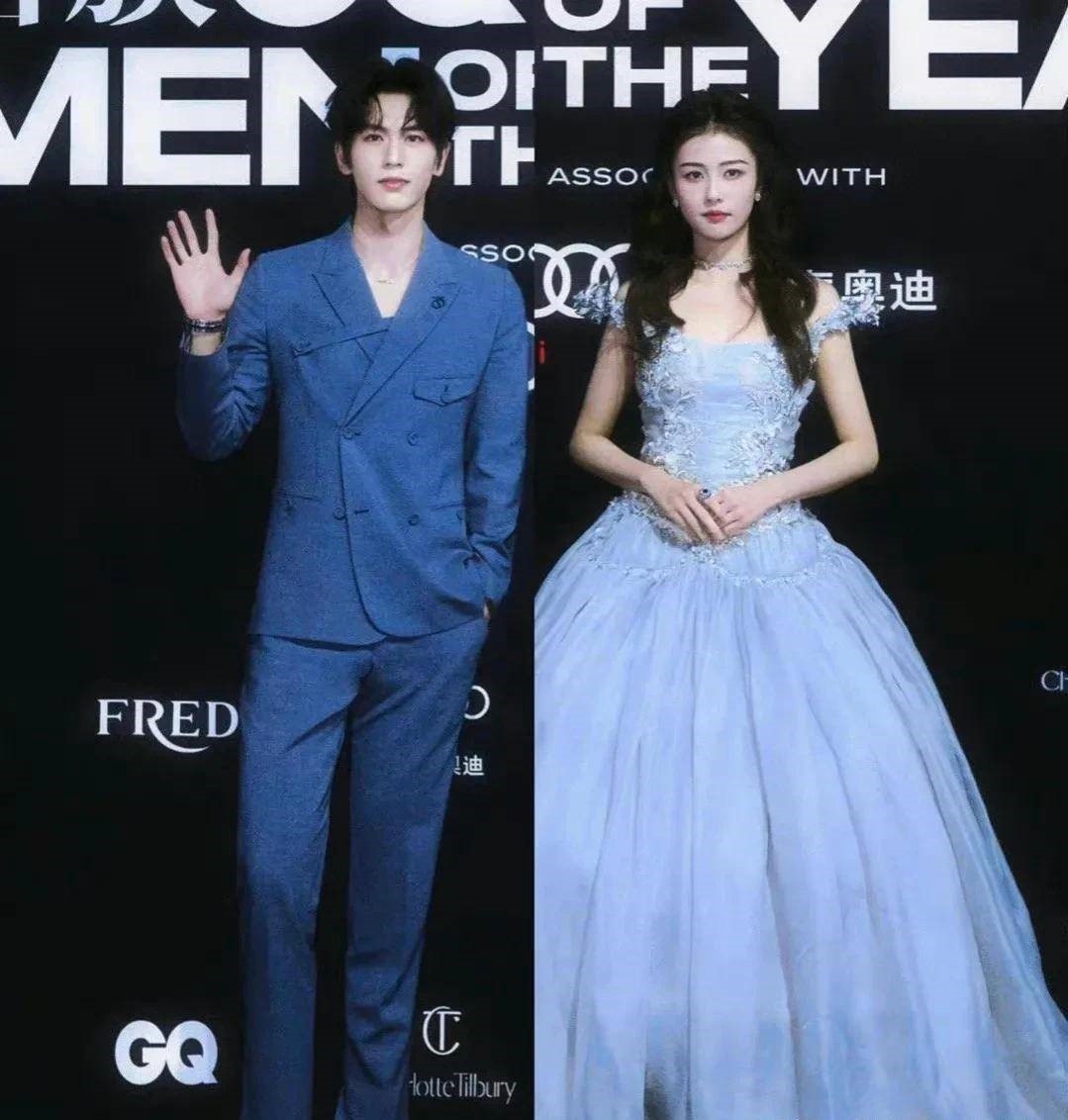 白鹿、張凌赫在時尚盛典當中分開走紅毯。