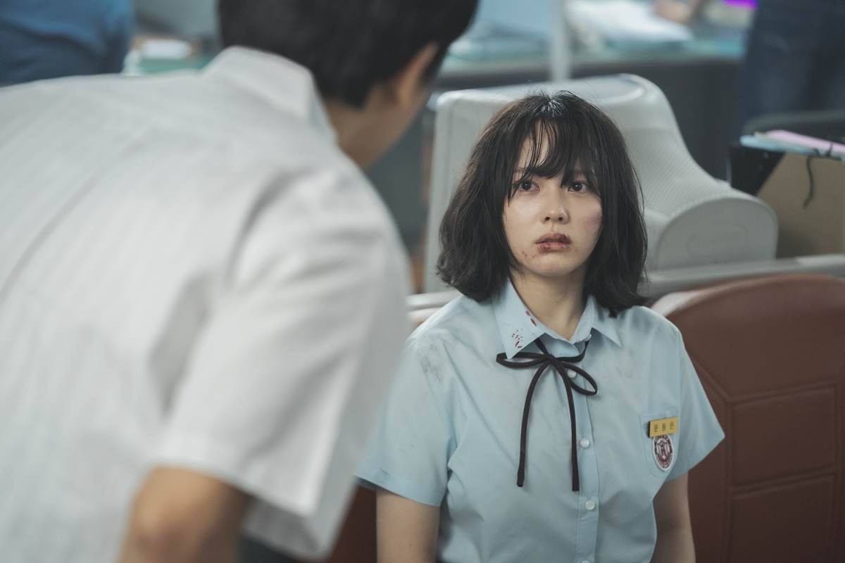 高中時期的女主角文同珢(鄭知蘇 飾)遭受「霸凌5人幫」的嚴重欺辱