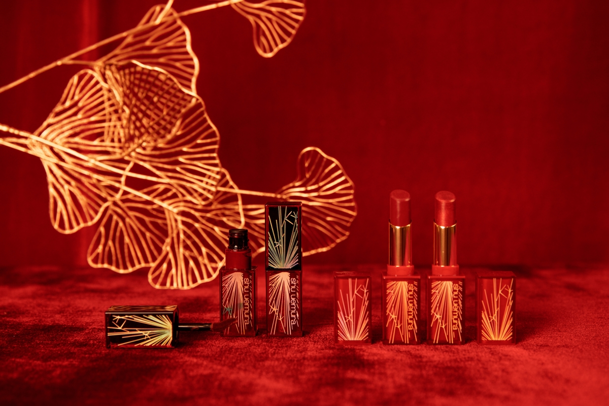 植村秀 無色限鏡光唇膏，NT$1,100 、無色限持色霧唇釉，NT$1,150