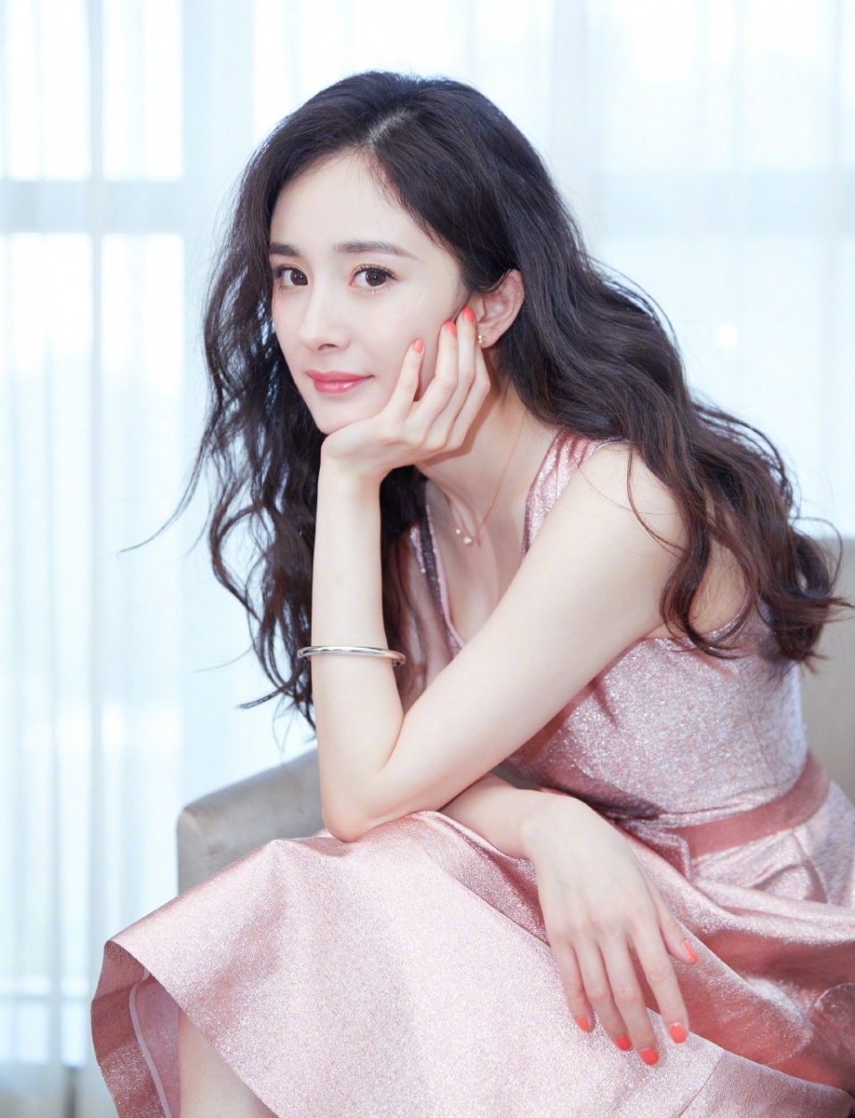 陸劇女神楊冪較常以長髮披肩的模樣像觀眾們見面。