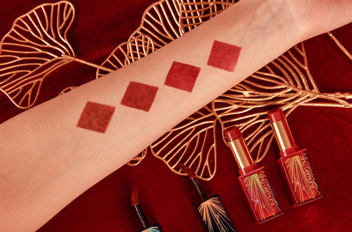 植村秀 無色限鏡光唇膏，NT$1,100 、無色限持色霧唇釉，NT$1,150